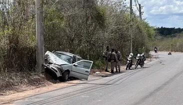 Mulher morre e bebê de 7 meses fica ferido após carro bater em poste na Bahia