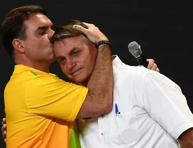 Bolsonaro tenta manter hegemonia e lança exército de parentes nas eleições