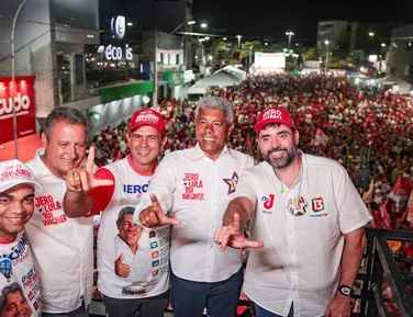 Jerônimo Rodrigues reúne multidão em comício em Rio Real