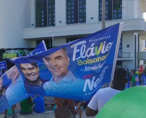 7 de Setembro: bandeiras de Neto com Flávio surgem em ato em Salvador