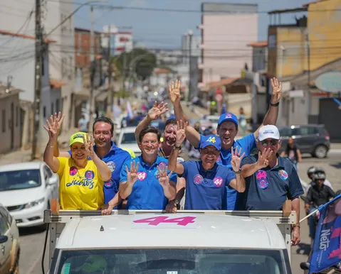 ACM Neto faz ato de 20 km em Conquista e reforça campanha no interior