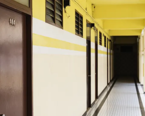 Adolescente atira contra diretor e professora dentro de escola