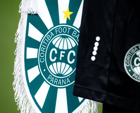 Adversário do Vitória demite membro da comissão por agredir atleta