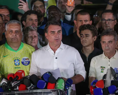 Aliados de Flávio Bolsonaro contestam resultado das urnas e citam apoio divino