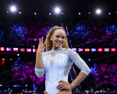 Após pausa, Rebeca Andrade conquista tricampeonato mundial; veja notas