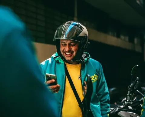 App de entregas oferece curso gratuito para motoboys virarem blogueiro - Imagem