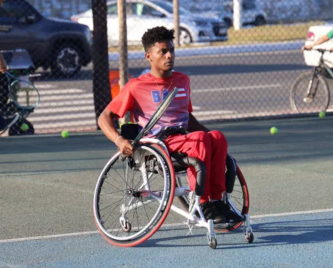Atletas baianos estreiam em torneio de tênis em cadeira de rodas