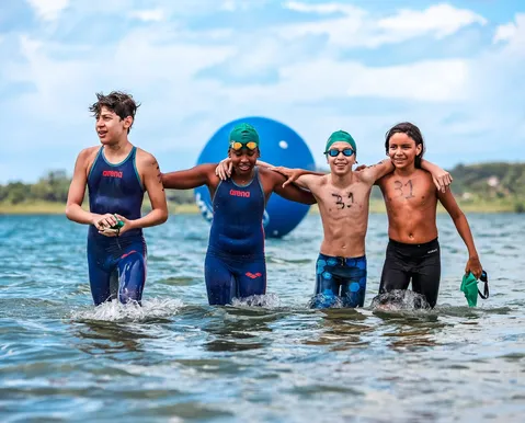 Atletas encaram percurso de 16km em águas abertas na Bahia
