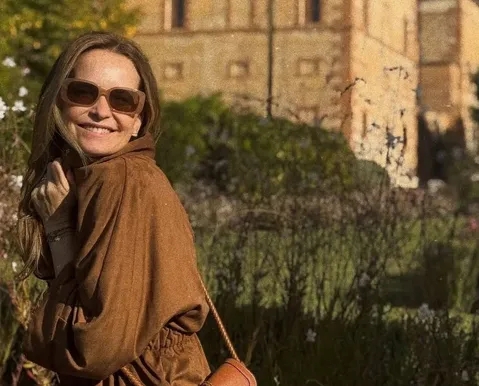 Atriz reconstrói cafezal em fazenda para refúgio da família