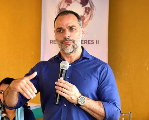 Augusto Vasconcelos critica tesouraço de Flávio Bolsonaro e faz alerta