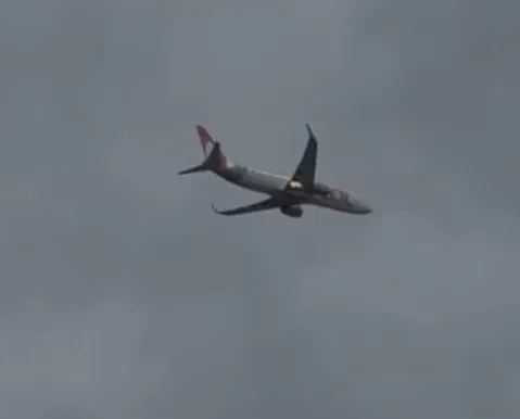Avião bate em pássaro e motor pega fogo durante voo em cidade movimentada