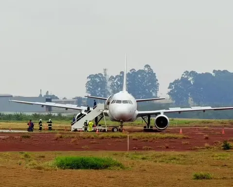 Avião com mais de 150 pessoas a bordo sai da pista e atola no Brasil