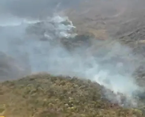 Bombeiros e aviões combatem incêndio na Serra da Bandeira na Bahia