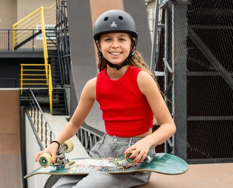 Brasileira de 9 anos entra no Guinness por descida em mega-rampa