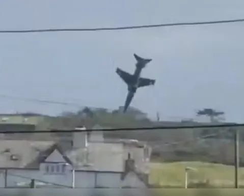 Caça da Força Aérea britânica cai e explode após decolagem