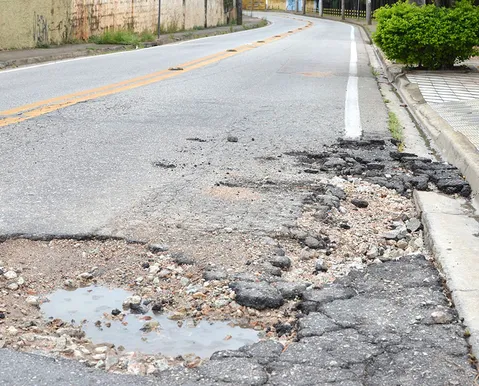 Caiu em um buraco? Saiba como consertar seu carro de graça