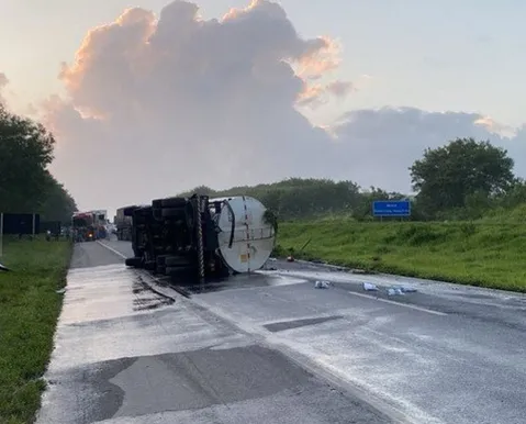 Caminhão tomba e deixa trecho da BR-324 parcialmente interditado