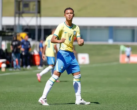 Campeão com a Seleção, joia do Vitória é homenageado na Toca do Leão