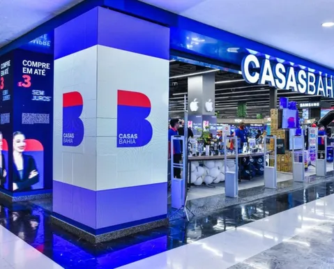 Casas Bahia realiza leilões com queima de estoque após fechar lojas