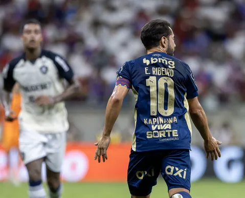 Ceni chama Éverton Ribeiro de "brilhante", mas cobra intensidade