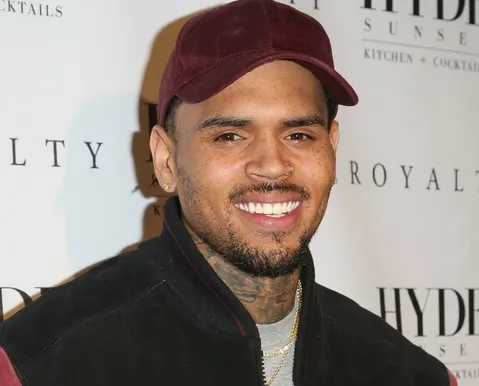 Chris Brown tem pena suspensa em novo caso de agressão - Imagem