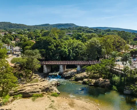 Cidade histórica guarda mais de 80 cachoeiras e uma festa centenária