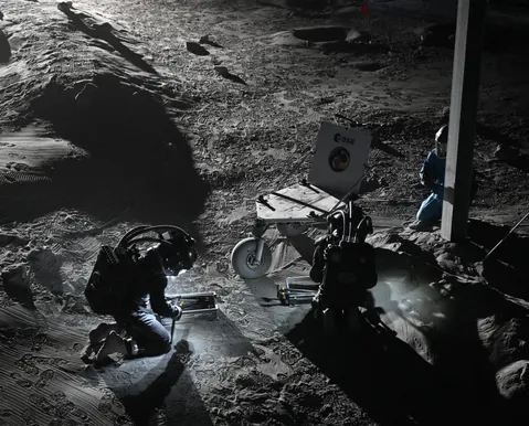 Cientistas testam novos trajes em arena que simula a Lua; veja fotos