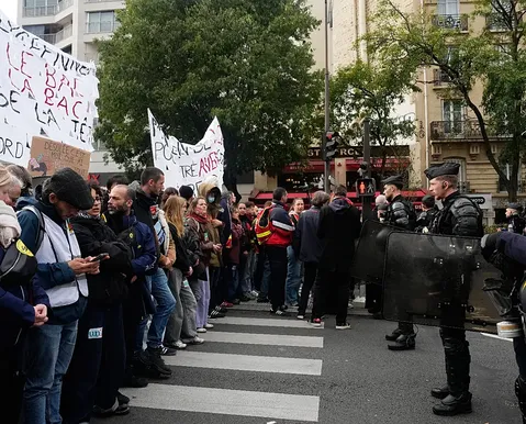 Clássico entre PSG e Lyon é adiado por conta de protestos na França