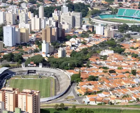 Clubes rivais em crise vivem momentos opostos na busca pela SAF