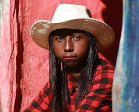 Com 1,7 milhão de seguidores, Menina da Bota recebe apenas 9 mil votos