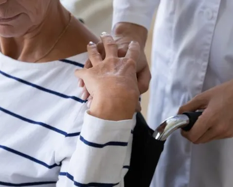 Cuida de idoso ou PCD? Veja benefícios que você talvez possa acessar