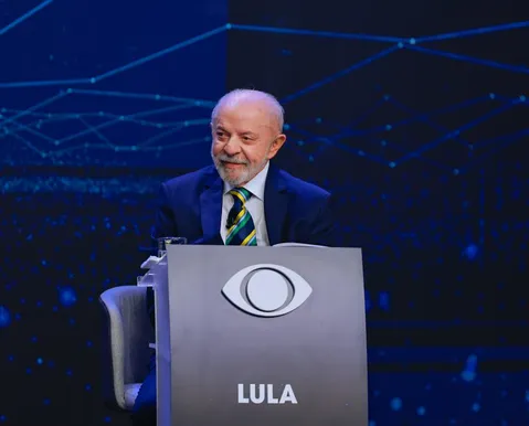 Debate na Band: Lula chama Flávio Bolsonaro de "traidor da pátria"