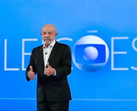 Debate na Globo: Lula acusa Flávio de “lamber” Trump para taxar Brasil