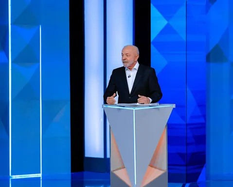 Debate na Globo: Lula compara Flávio Bolsonaro a aluno que decora, mas não aprende