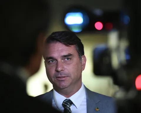 Defesa teme prisão de Flávio Bolsonaro por ordem de Alexandre de Moraes