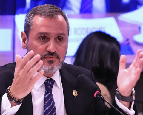 Diretores da PF colocam cargos à disposição após saída de Andrei