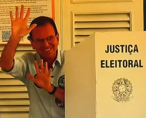Eduardo Paes, candidato a governador do RJ, vota na capital fluminense