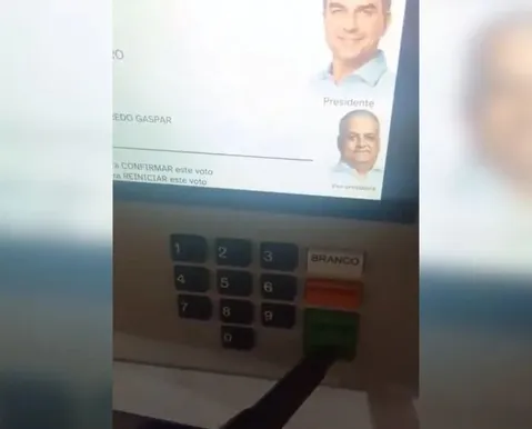 Eleitor de Flávio Bolsonaro é filmado com arma dentro de cabine de votação