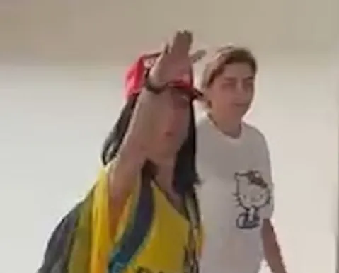 Eleitora de Flávio Bolsonaro faz saudação nazista ao votar