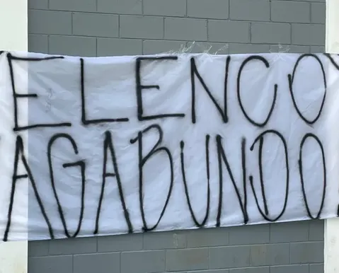 Em crise, próximo adversário do Vitória sofre com protestos da torcida