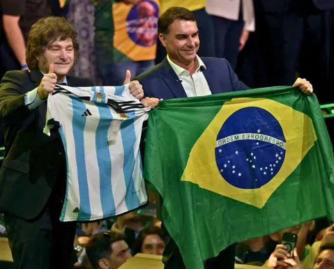 Enquanto Argentina empobrece, Milei comemora resultado de Flávio no Brasil - Imagem
