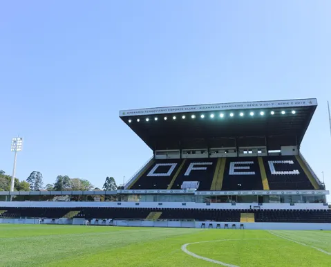 Estádio histórico derruba arquibancada em reforma de R$ 28 milhões