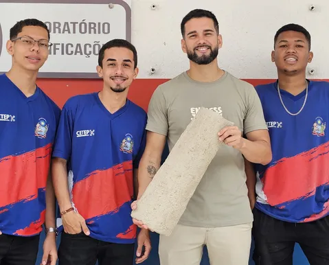 Estudantes de Serrinha criam telha sustentável com material reciclado - Imagem
