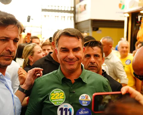 “Eu vi que ele era ladrão”: fala de ex-aliada sobre Flávio Bolsonaro volta a viralizar