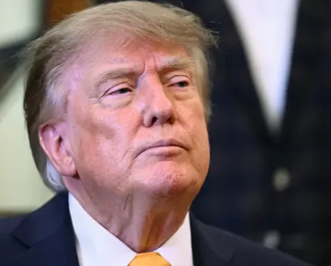 EUA restringem vistos de sul-africanos após críticas de Trump