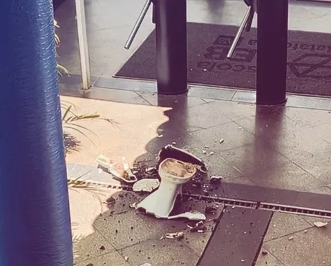 Ex-aluno invade escola em Salvador e tenta atingir professor com vaso - Imagem