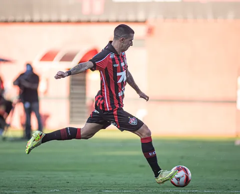 Ex-Vitória brilha na Liga Europa e garante resultado contra clube alemão