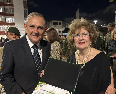 Exército homenageia presidente de honra da Liga Álvaro Bahia