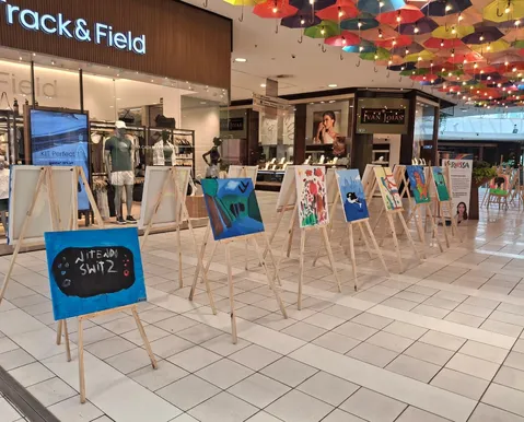 Exposição reúne pinturas de crianças autistas em shopping de Salvador