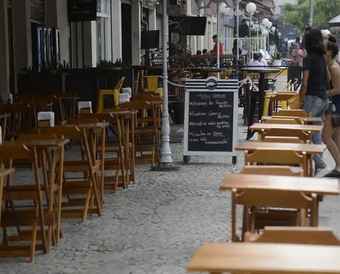 Famosa rede de restaurantes é condenada a pagar R$ 15 mil a garçom proibido de sentar